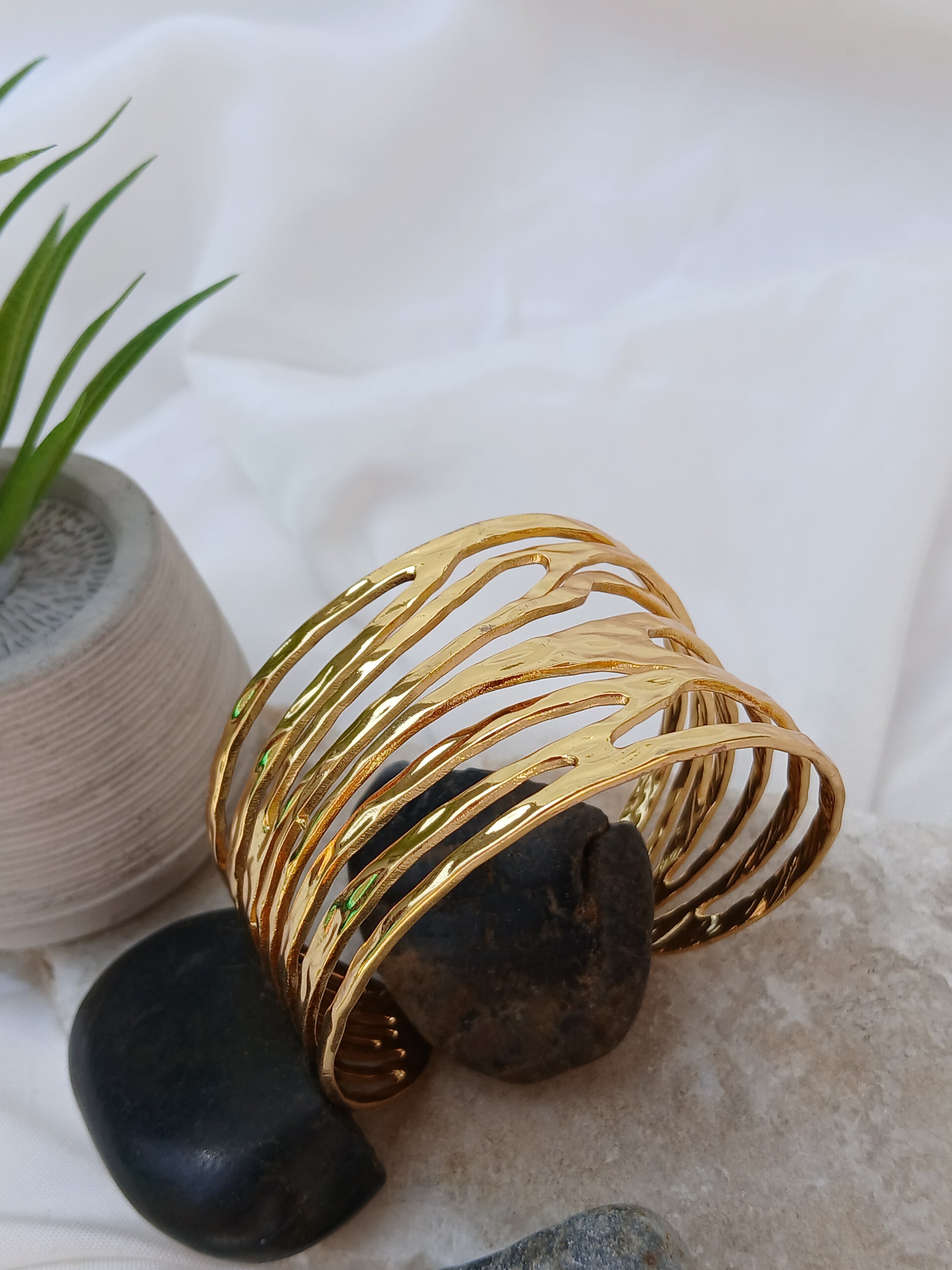 Hallow Out Adjustable Bangle Bracelet (Anti Tarnish)