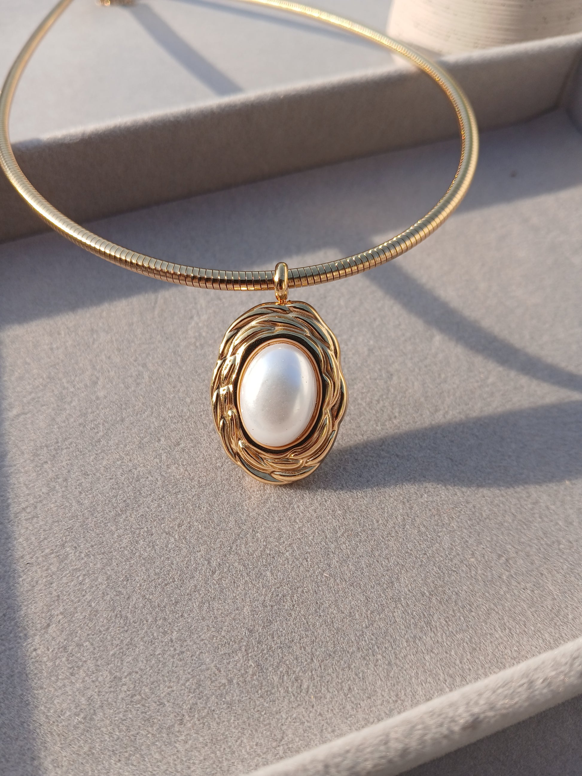 White Pearl Gold Solid Choker Renaissance Tudor Necklace (Anti Tarnish)
