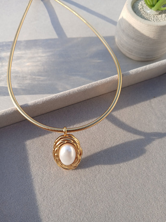 White Pearl Gold Solid Choker Renaissance Tudor Necklace (Anti Tarnish)