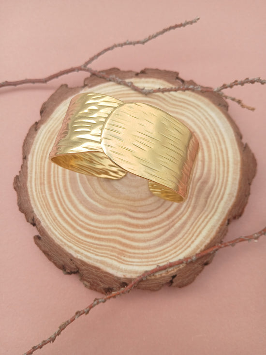 gold-plated bangle with a textured, hammered finish (Anti Tarnish)