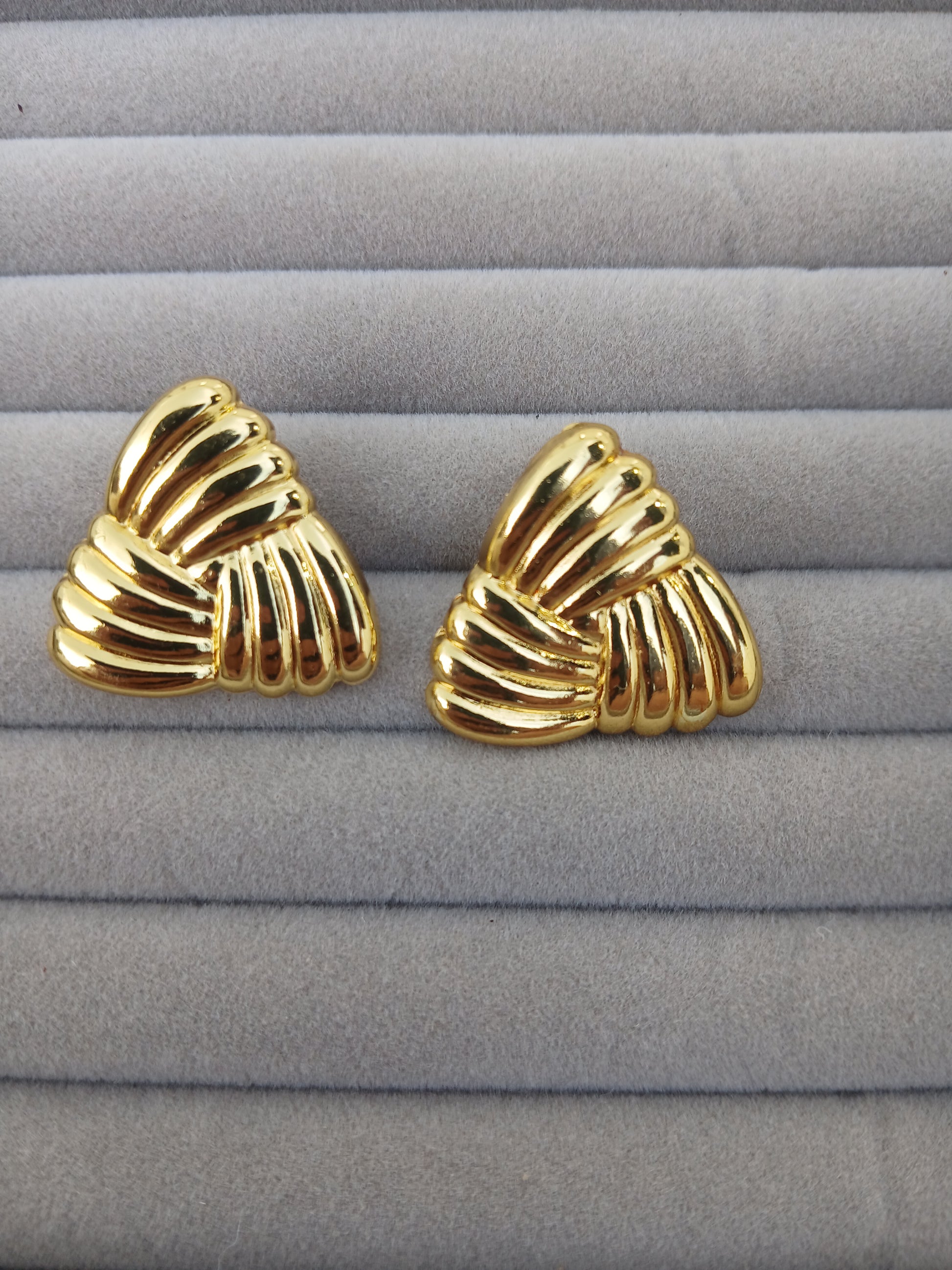 vintage clip-on earrings  (Anti Tarnish)