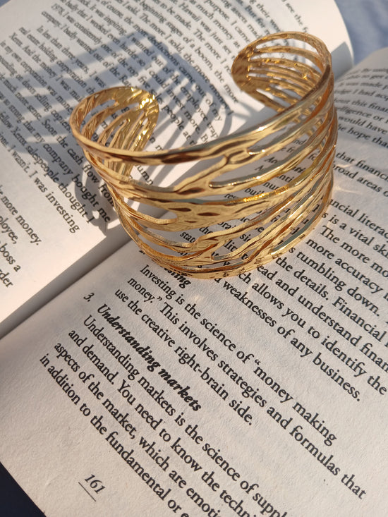 Hallow Out Adjustable Bangle Bracelet (Anti Tarnish)