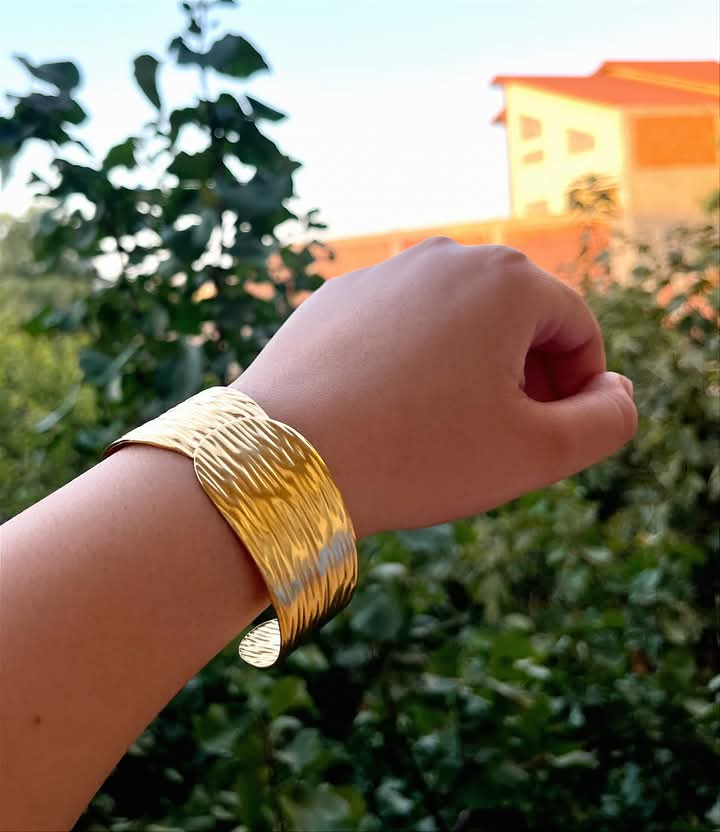 gold-plated bangle with a textured, hammered finish (Anti Tarnish)