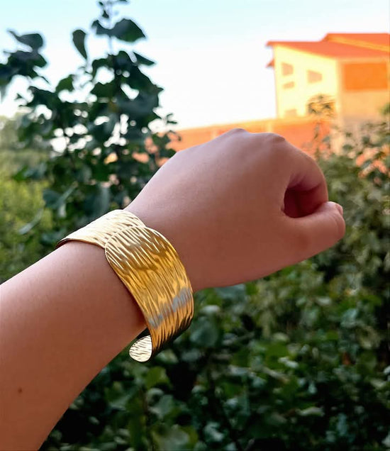 gold-plated bangle with a textured, hammered finish (Anti Tarnish)