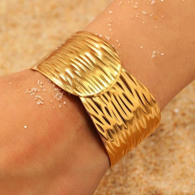 gold-plated bangle with a textured, hammered finish (Anti Tarnish)